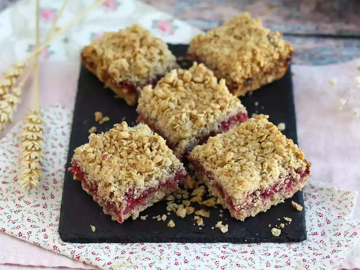Delicious raspberry crumble cake, crunchy and melting