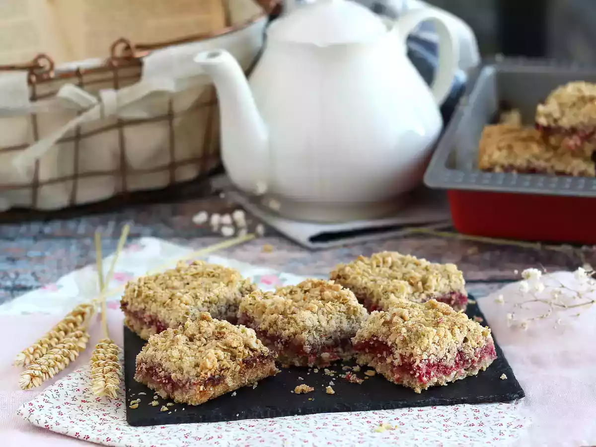 Delicious raspberry crumble cake, crunchy and melting - photo 4