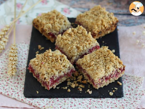 Delicious raspberry crumble cake, crunchy and melting