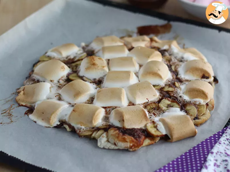 Dessert pizza with banana and chocolate - Video recipe!