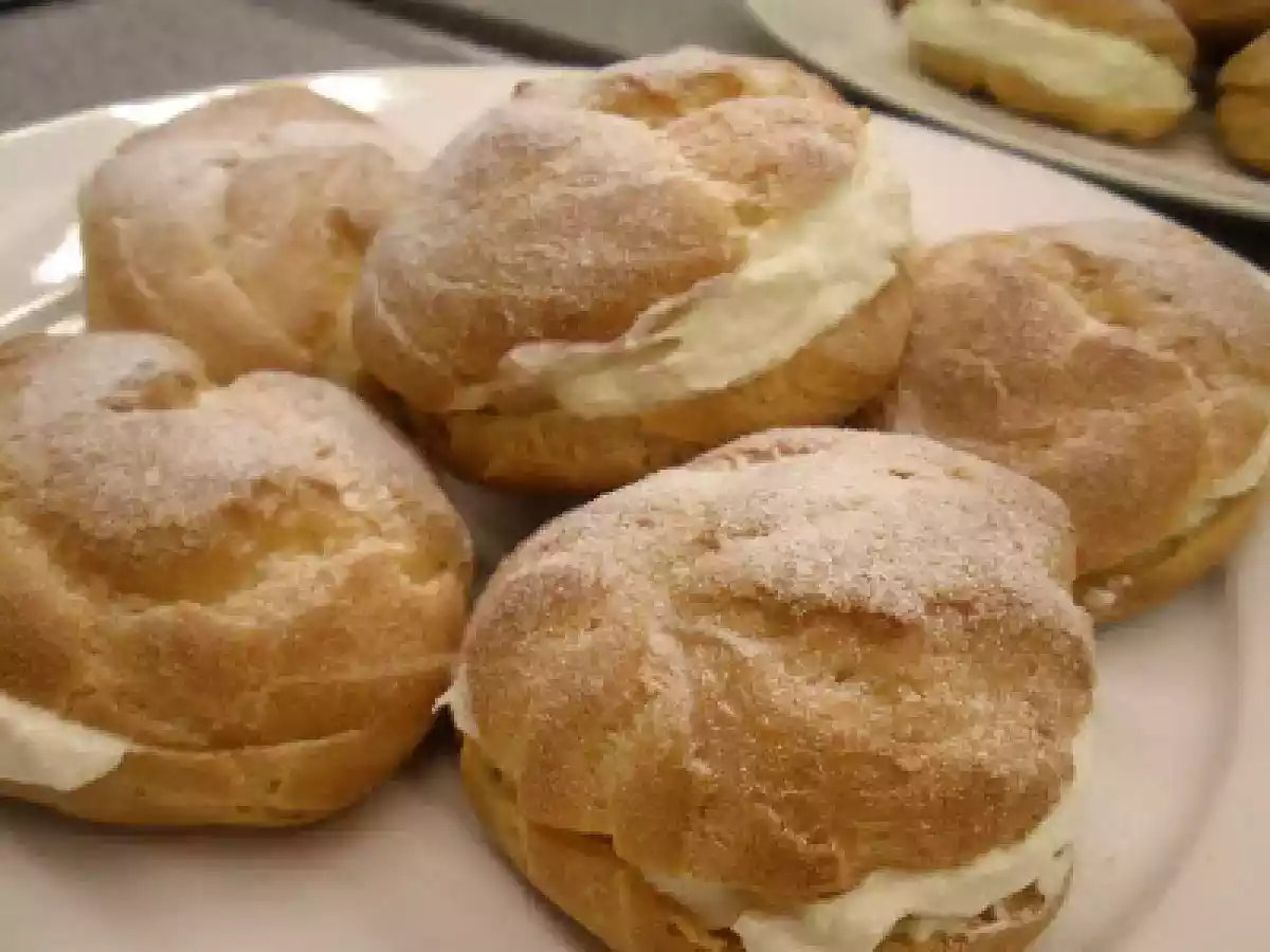 DURIAN CREAM PUFFS