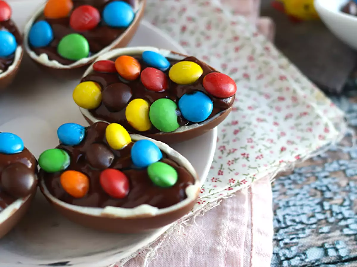 Easter eggs filled with chocolate dessert cream and M&M's - photo 2
