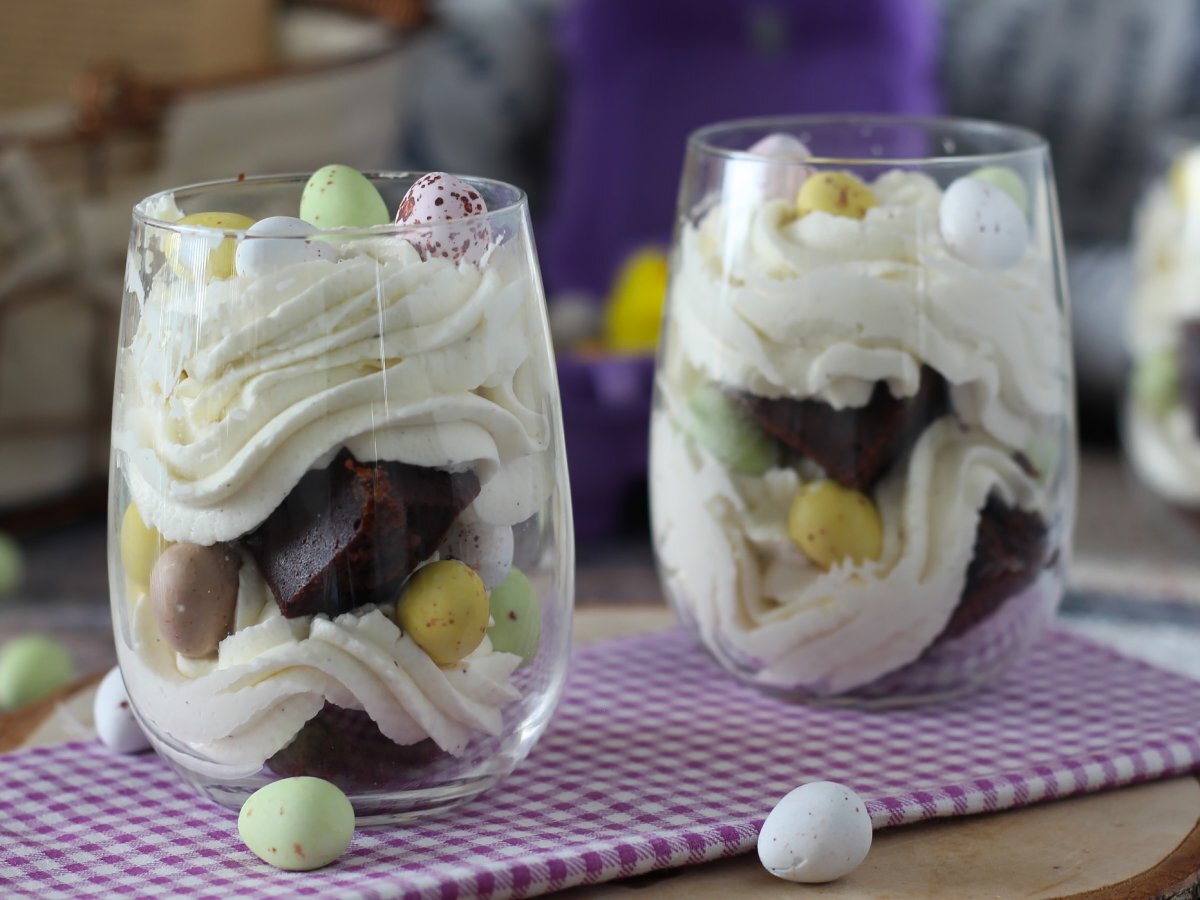 Easter verrines with brownies and whipped cream - photo 6