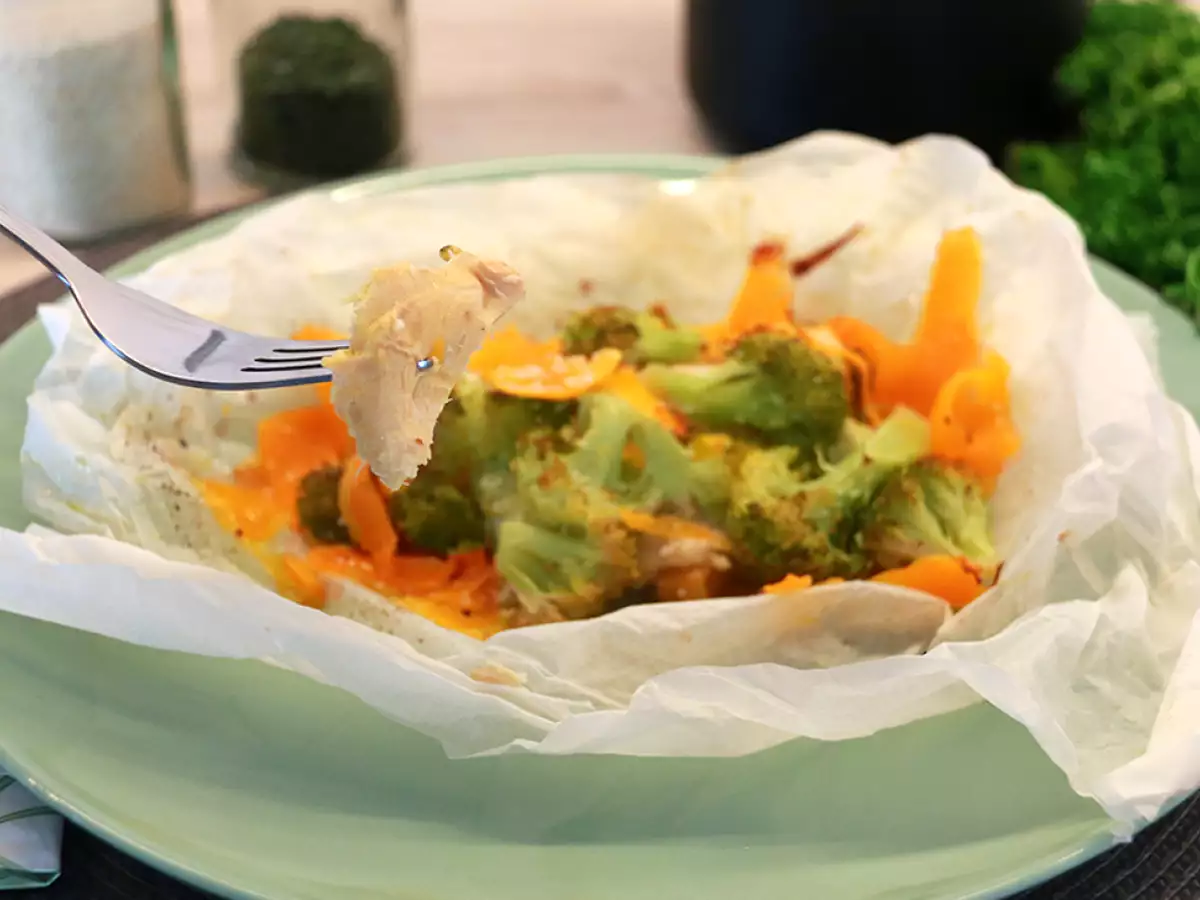 Easy and healthy chicken baked in parchment - photo 2