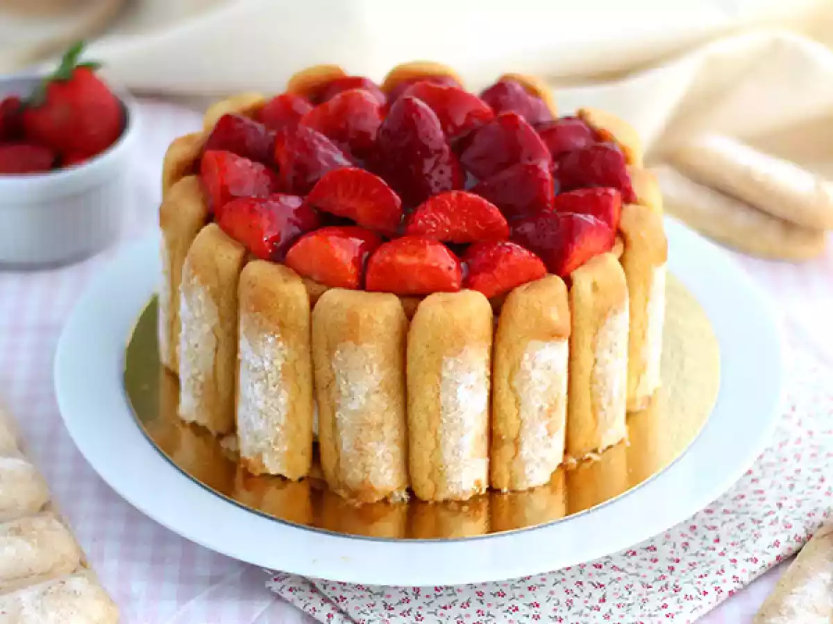 Easy and quick strawberry charlotte