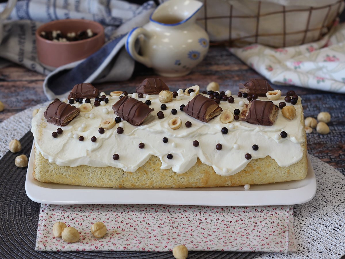 Easy Kinder Bueno roll, perfect as a birthday cake or as a Christmas log!