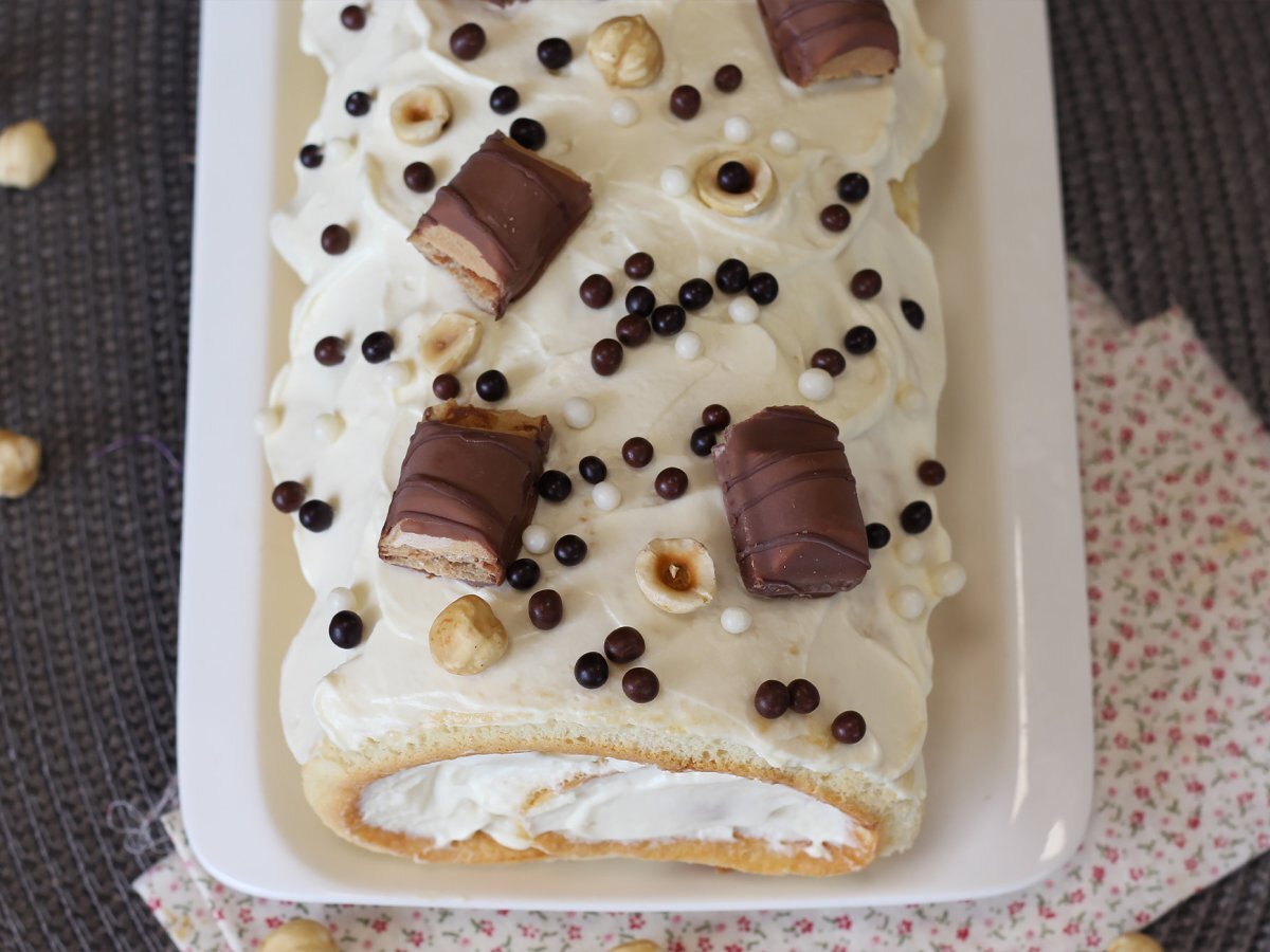 Easy Kinder Bueno roll, perfect as a birthday cake or as a Christmas log! - photo 3