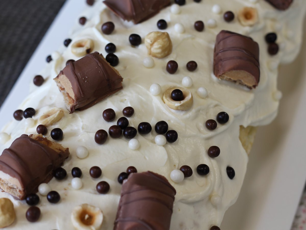 Easy Kinder Bueno roll, perfect as a birthday cake or as a Christmas log! - photo 7