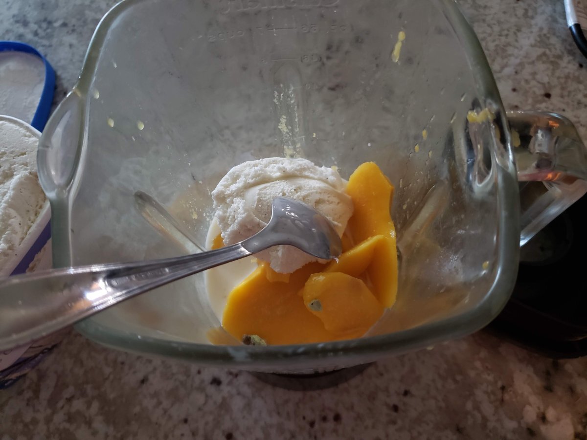 Easy Mango Milkshake - photo 2