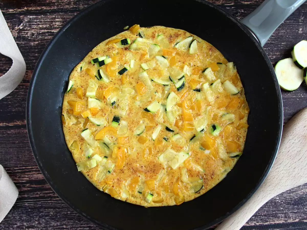 Easy omelet with bell peppers and zucchini - photo 2