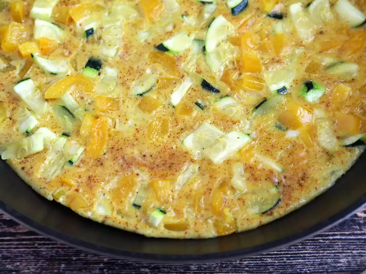 Easy omelet with bell peppers and zucchini - photo 3