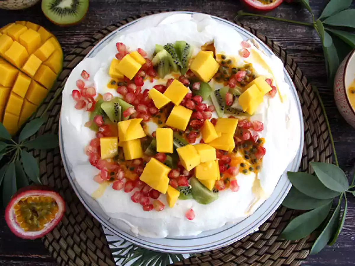 Easy pavlova with exotic fruits