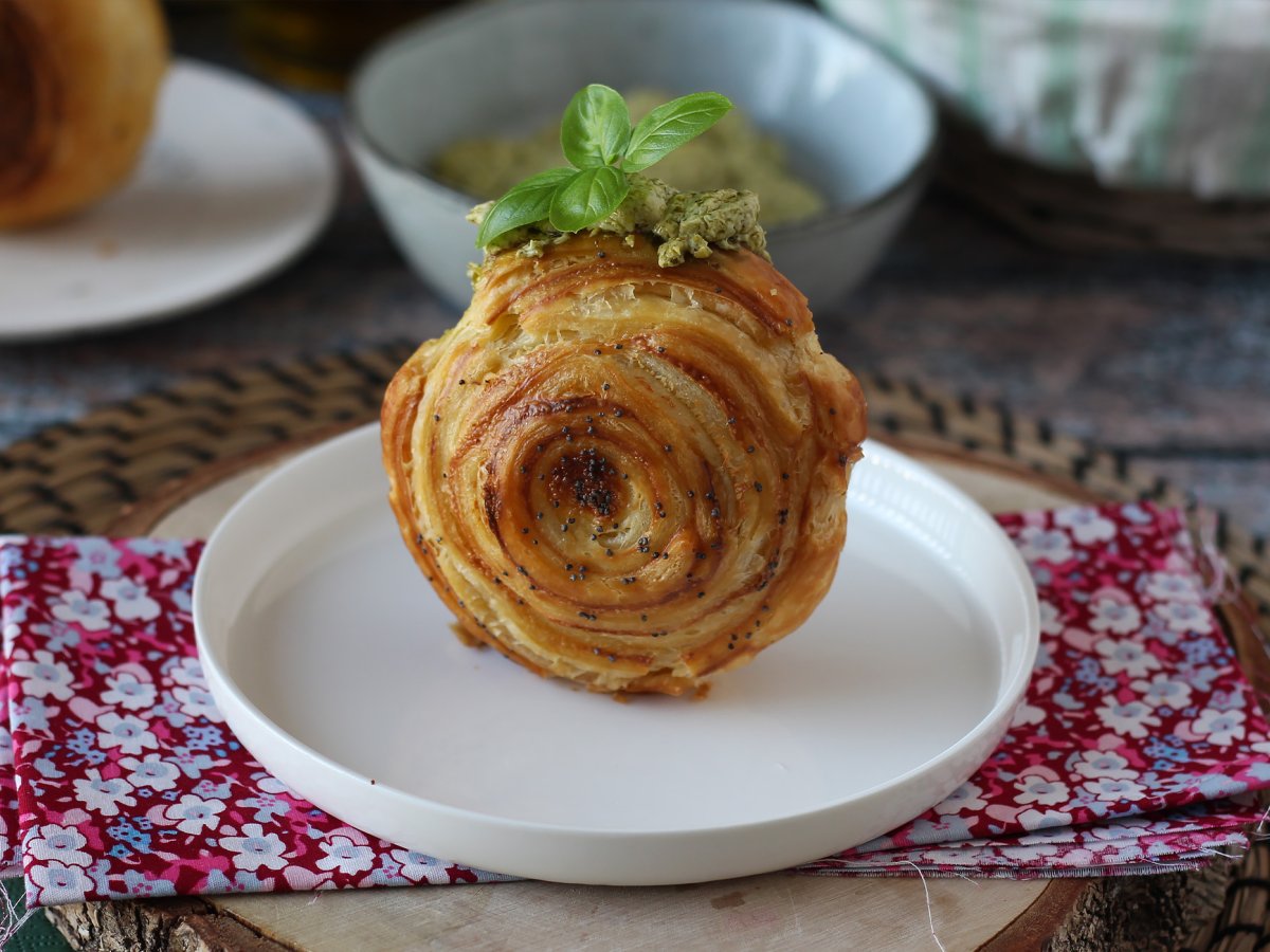 Easy savory New York roll with pesto and cream cheese with 4 ingredients