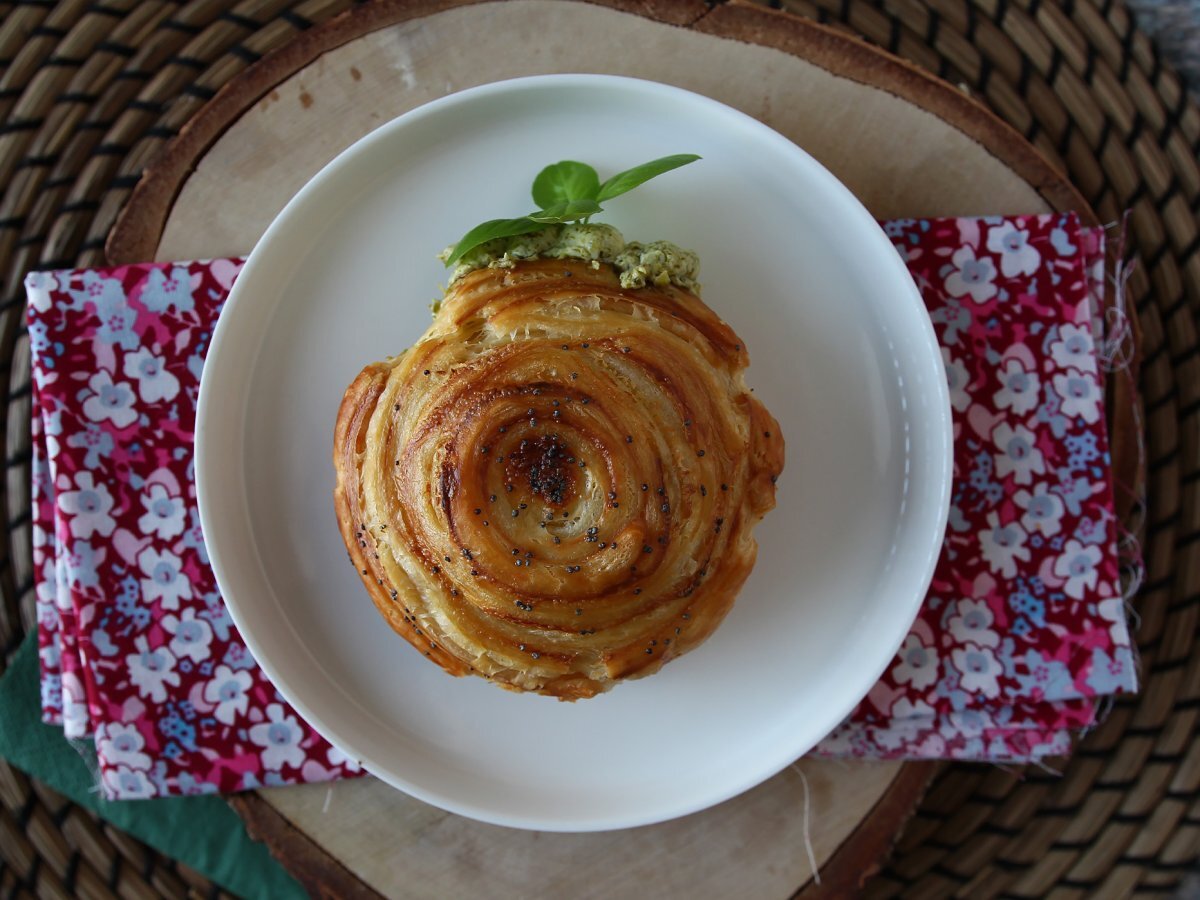 Easy savory New York roll with pesto and cream cheese with 4 ingredients - photo 2