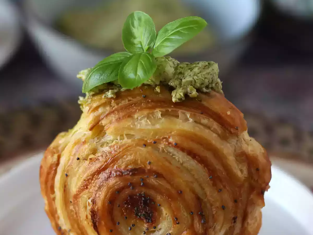 Easy savory new york roll with pesto and cream cheese with 4 ingredients - photo 4