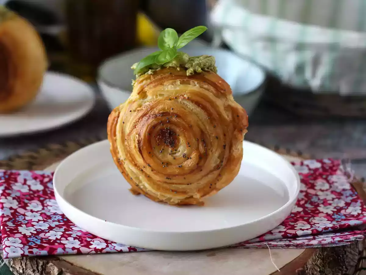 Easy savory new york roll with pesto and cream cheese with 4 ingredients - photo 5