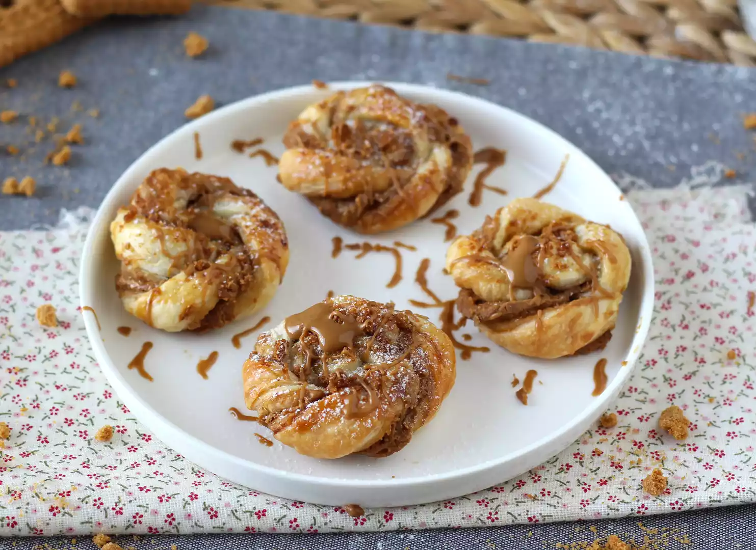 Easy speculaas recipe with puff pastry cookies