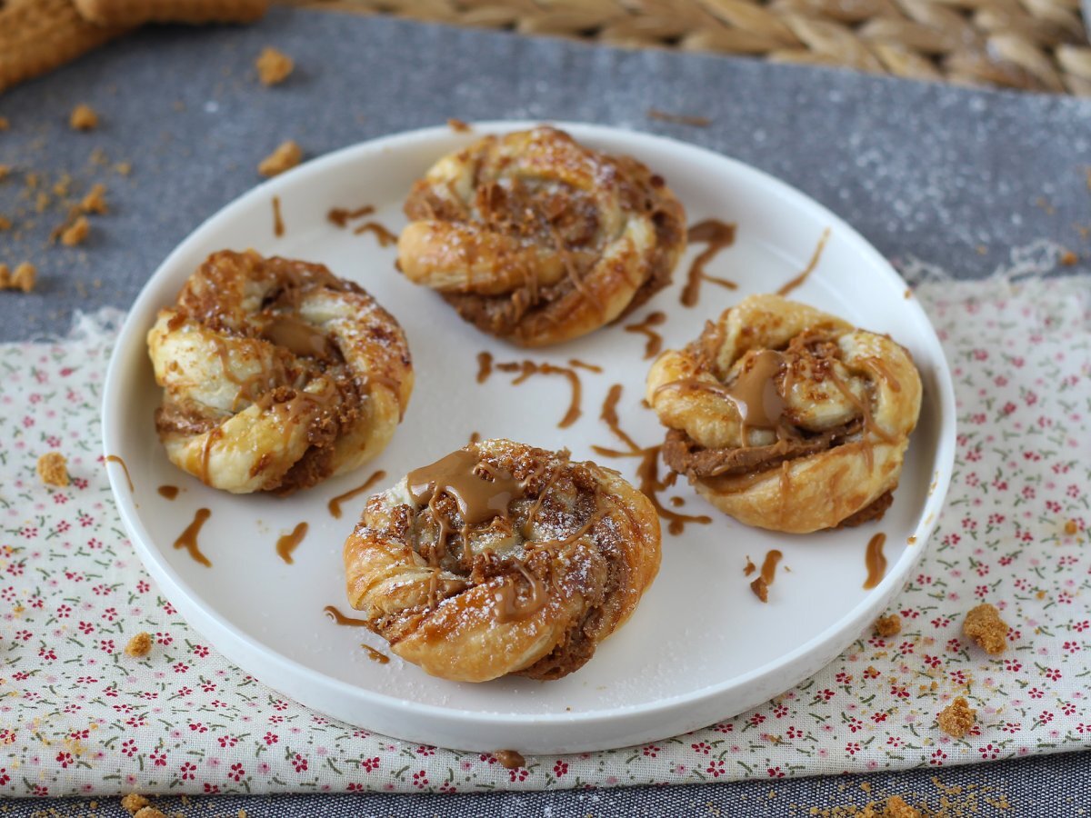 Easy speculaas cookies with puff pastry