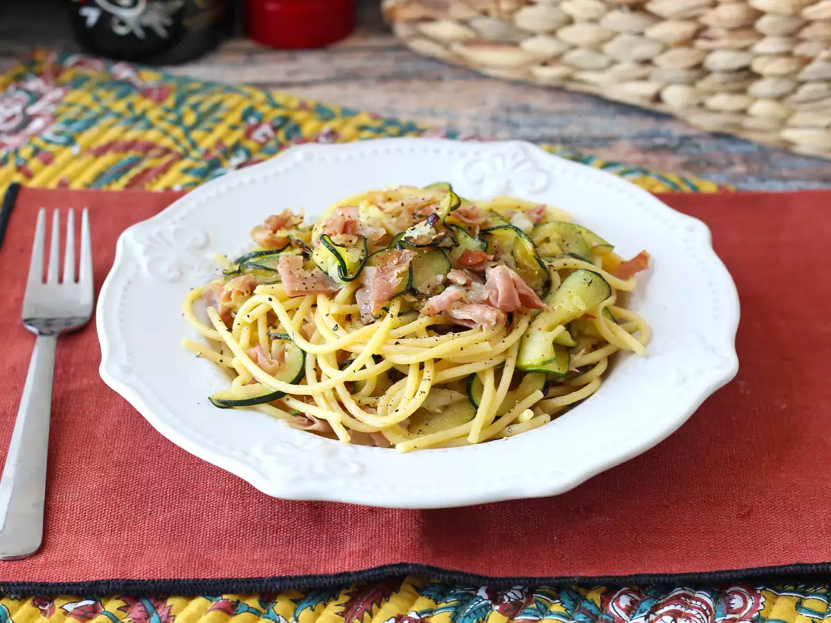 Easy zucchini pasta with crispy speck - photo 2