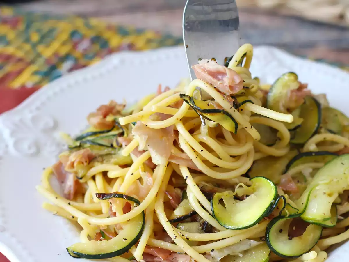 Easy zucchini pasta with crispy speck - photo 3