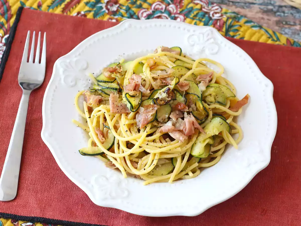 Easy zucchini pasta with crispy speck - photo 4