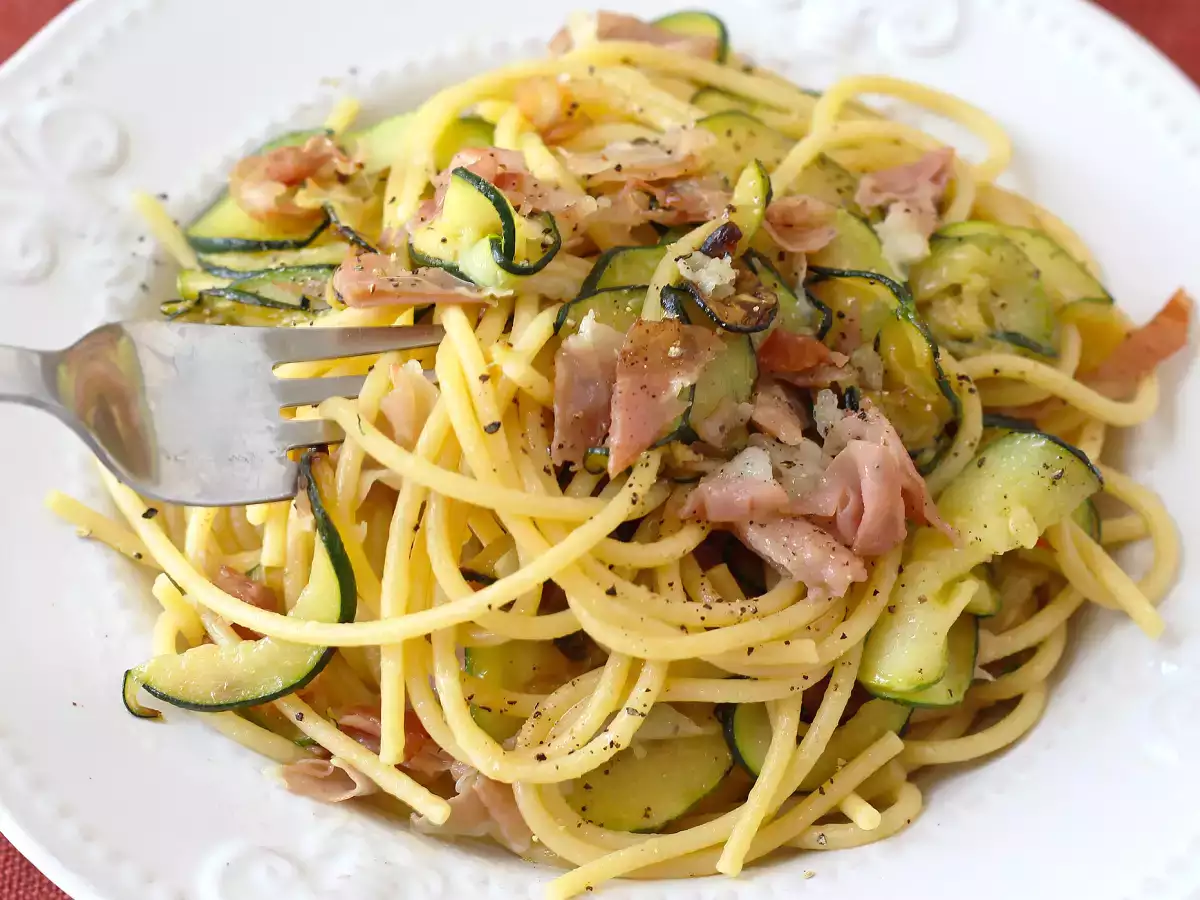 Easy zucchini pasta with crispy speck - photo 5