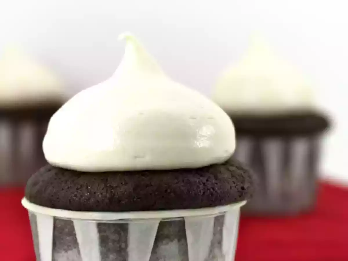 Edible Imagination: Alice in Wonderland - Wacky Cupcakes + September's Book! - photo 2