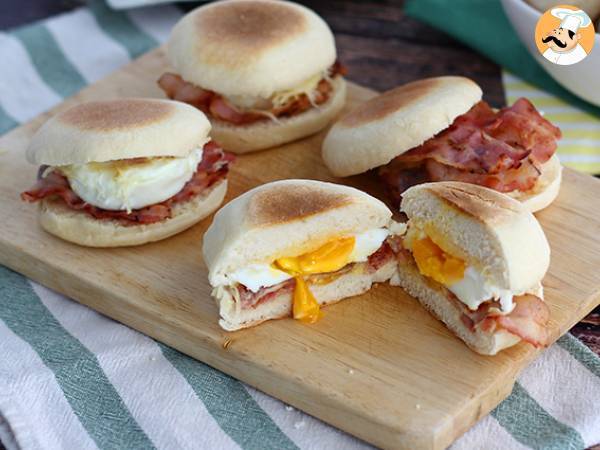 Egg and bacon english muffins