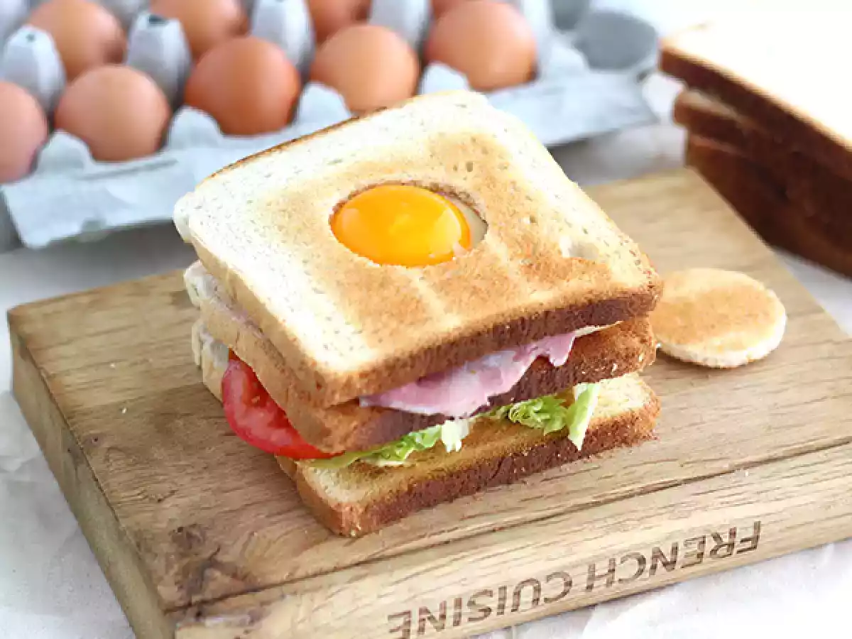 Egg club sandwich