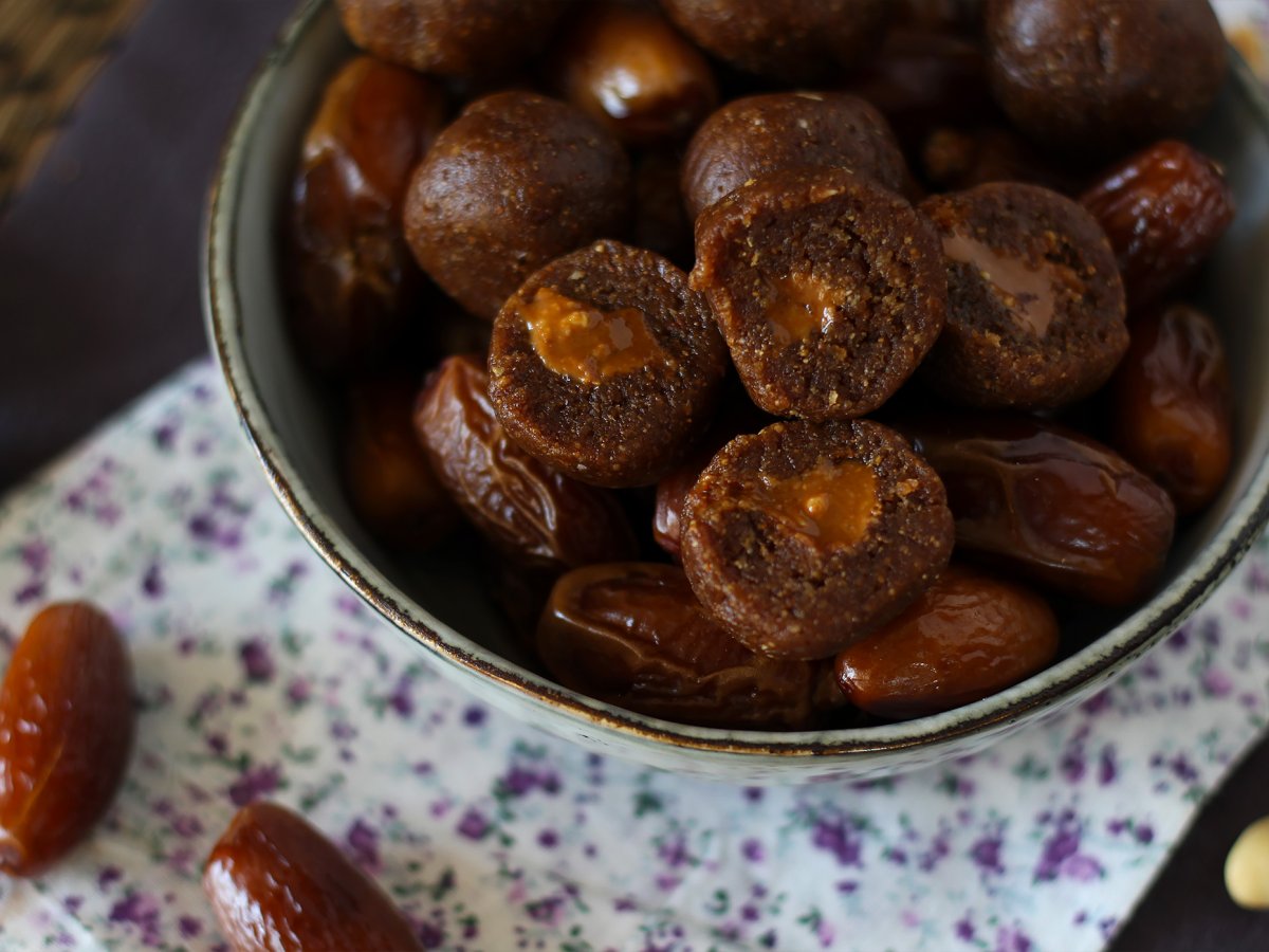 Energy balls with dates and a melting peanut butter heart - photo 2