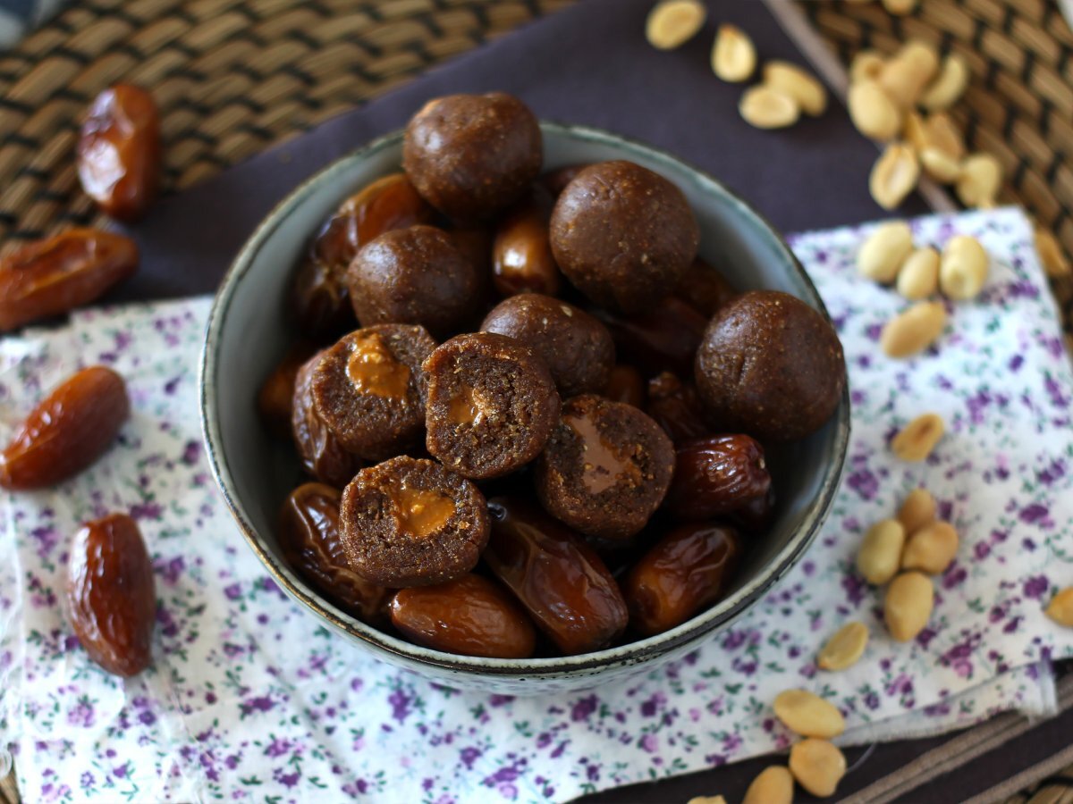 Energy balls with dates and a melting peanut butter heart - photo 3