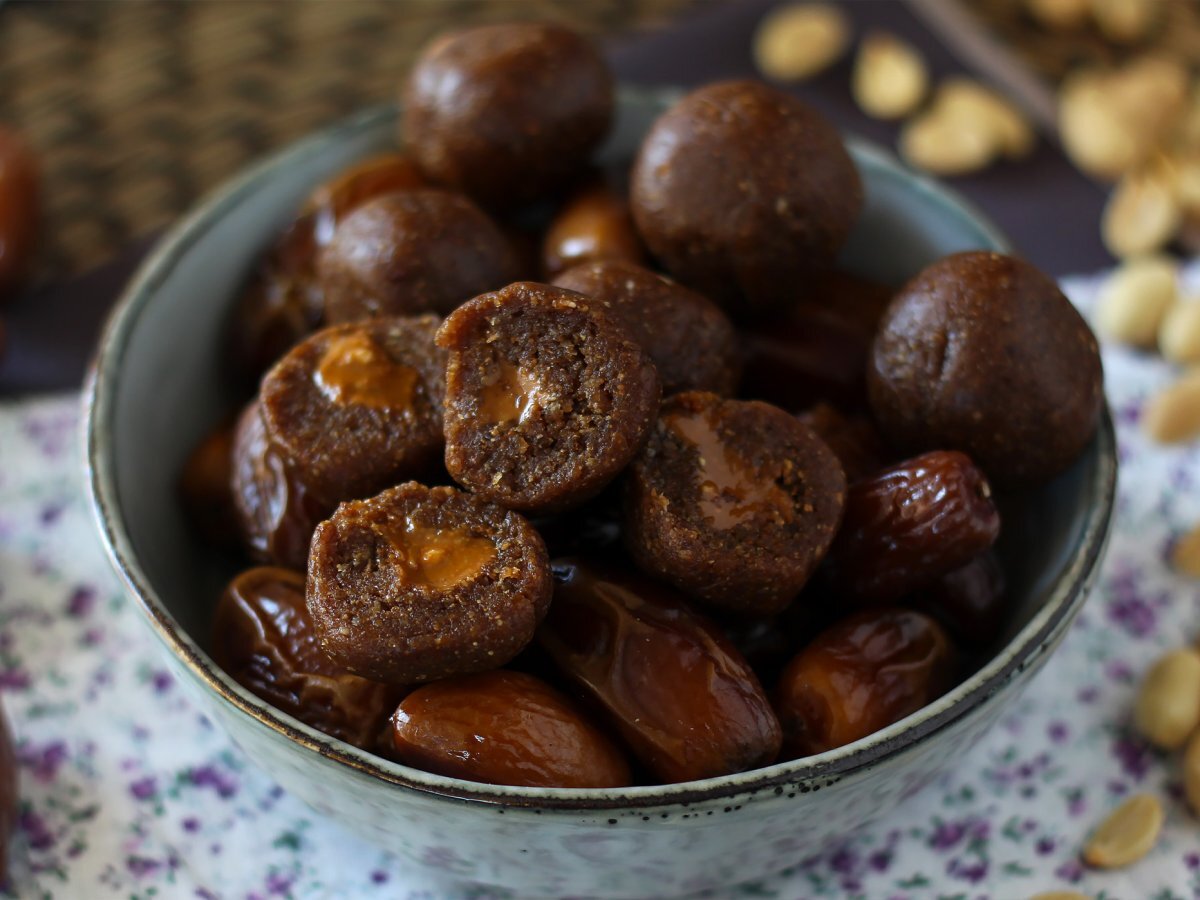 Energy balls with dates and a melting peanut butter heart - photo 4