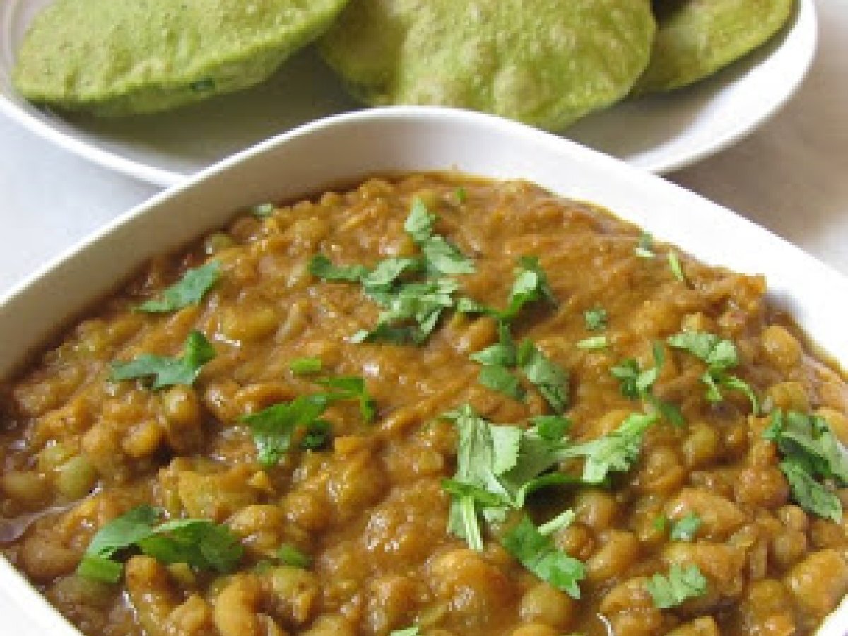 Enticing Ghugni with Spinach Puri