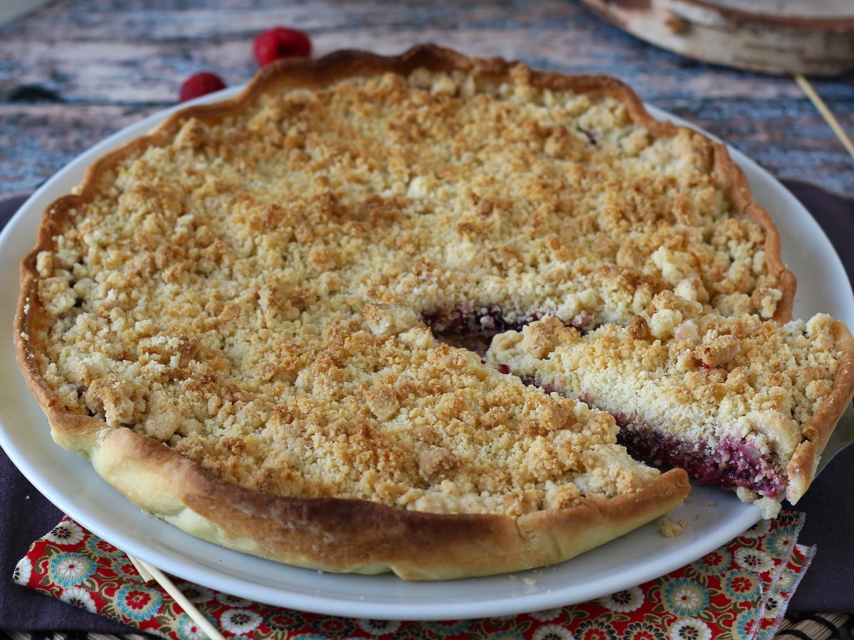 Express crumble tart with red berries