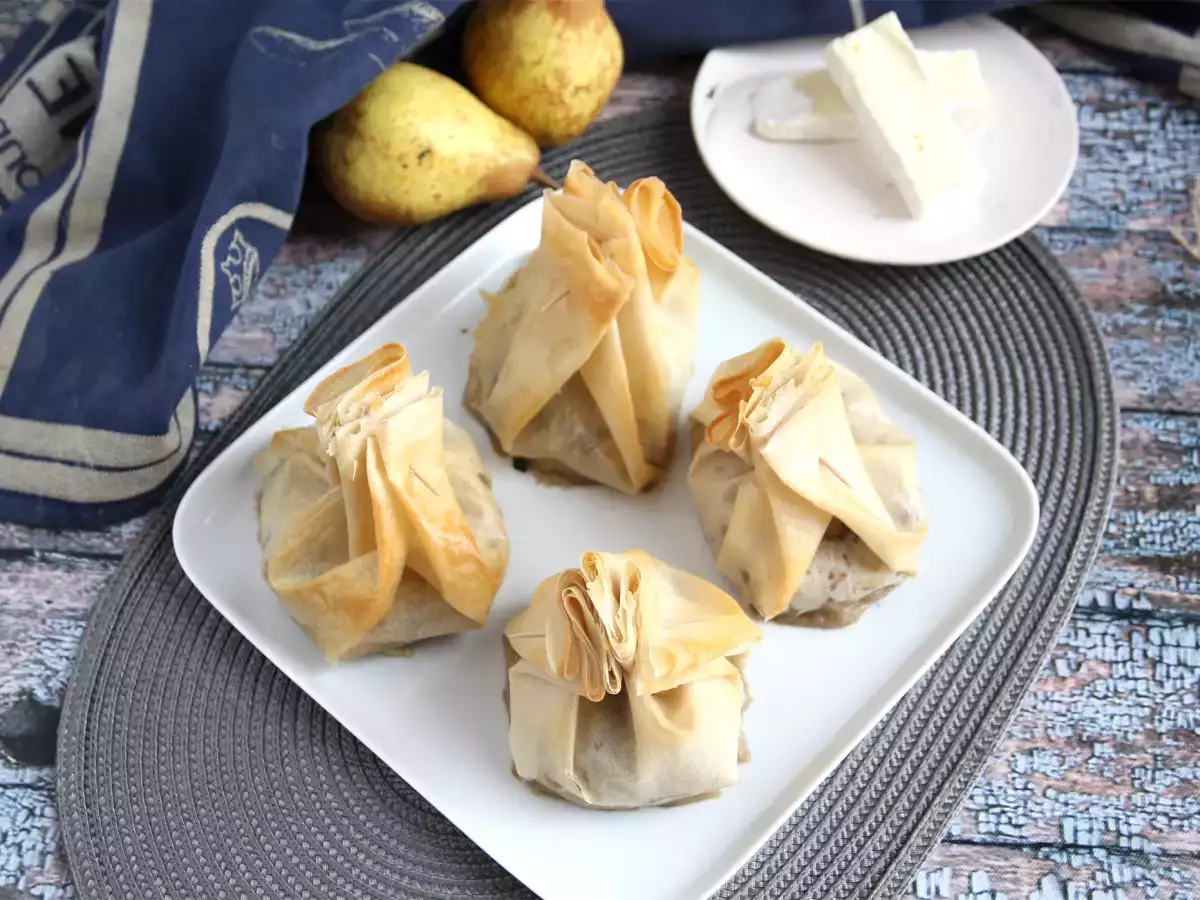 Extra crispy mushroom, brie cheese, and pear aumônières - purse appetizers - photo 2