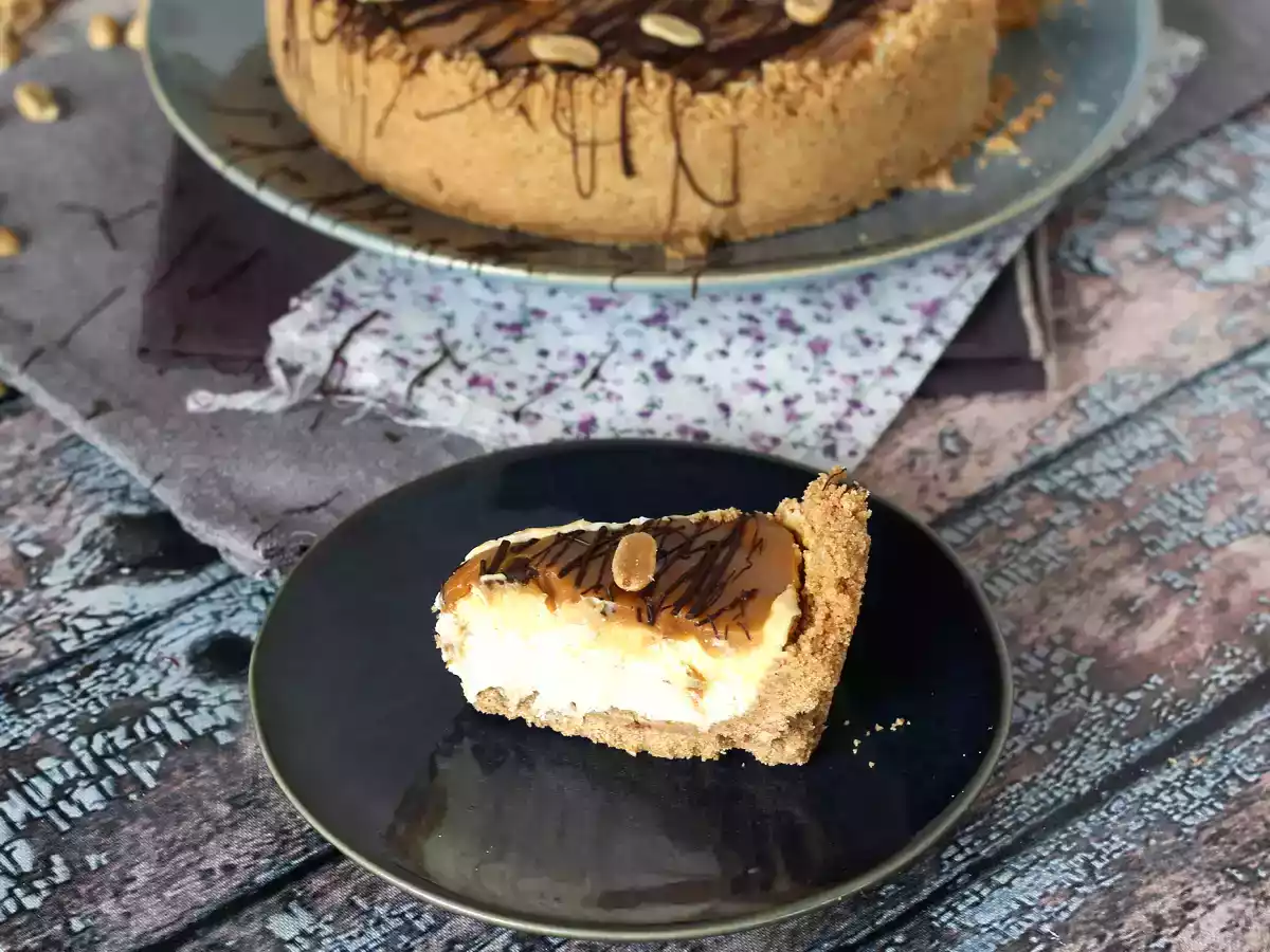 Extra indulgent snickers cheesecake - photo 2