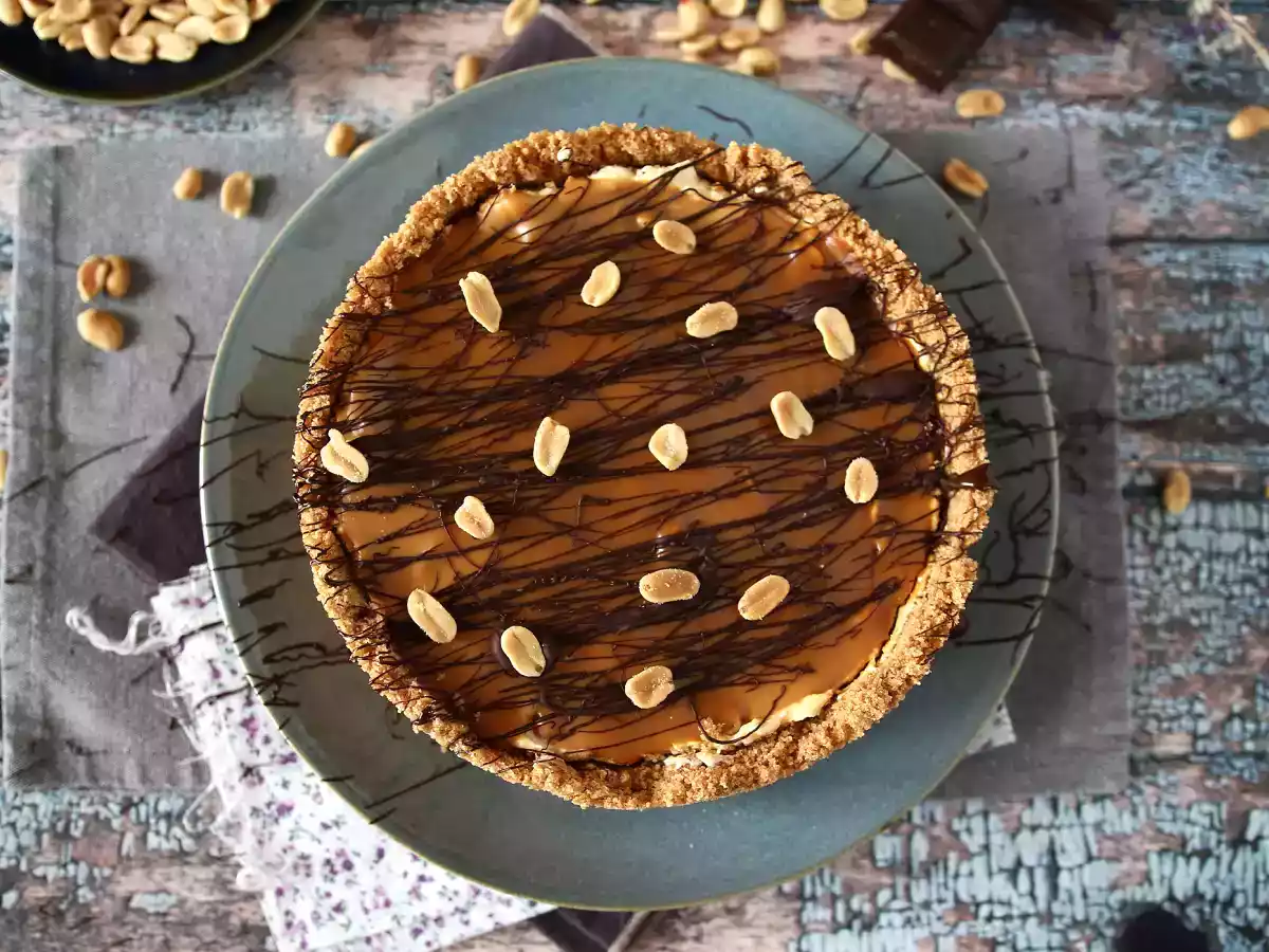 Extra indulgent snickers cheesecake - photo 4