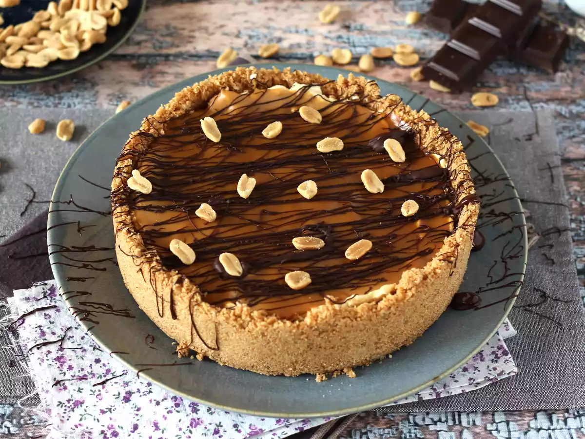 Extra indulgent snickers cheesecake - photo 5