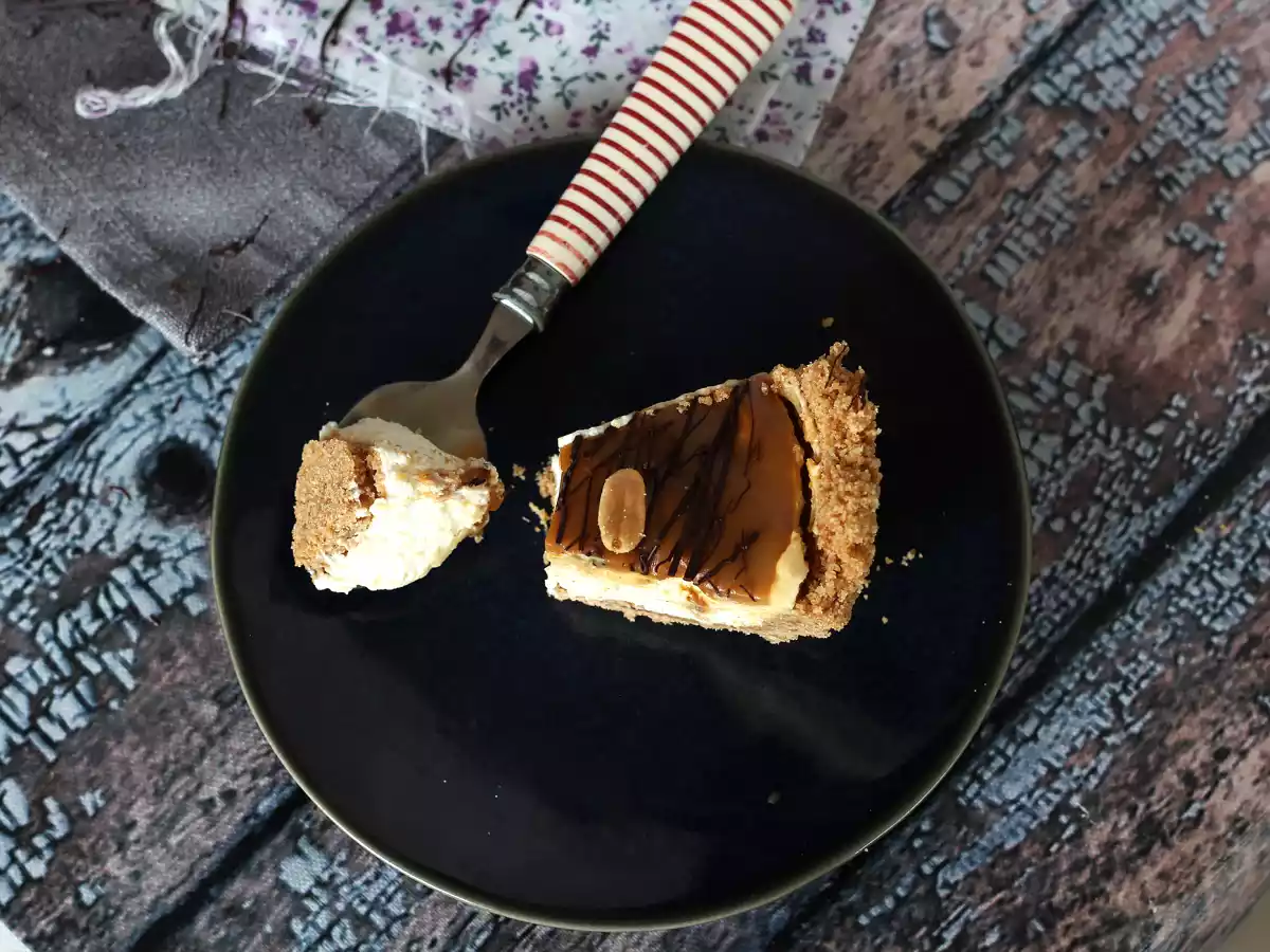 Extra indulgent snickers cheesecake - photo 6