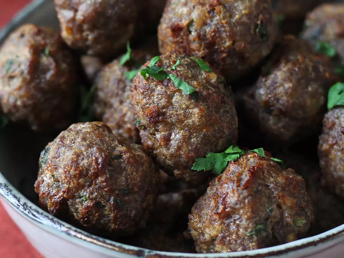 Extra-tender air fryer meatballs: an easy, quick recipe with beef - photo 3