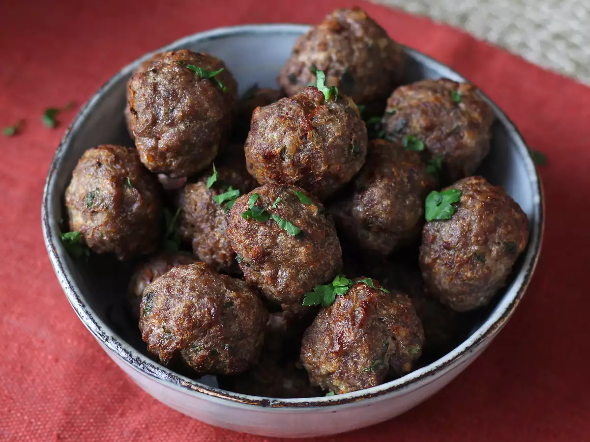 Extra-tender air fryer meatballs: an easy, quick recipe with beef - photo 4