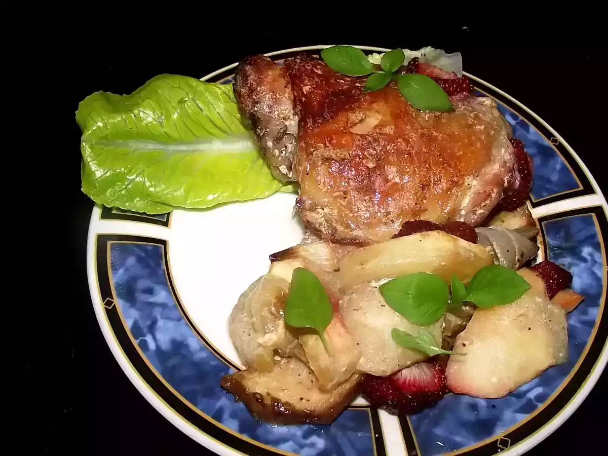 Fast and simple baked chicken with apple and strawberry - photo 2