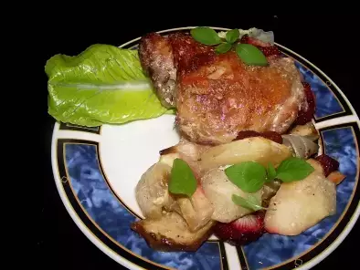 Fast and simple baked chicken with apple and strawberry - photo 2