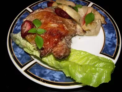 Fast and simple baked chicken with apple and strawberry - photo 3