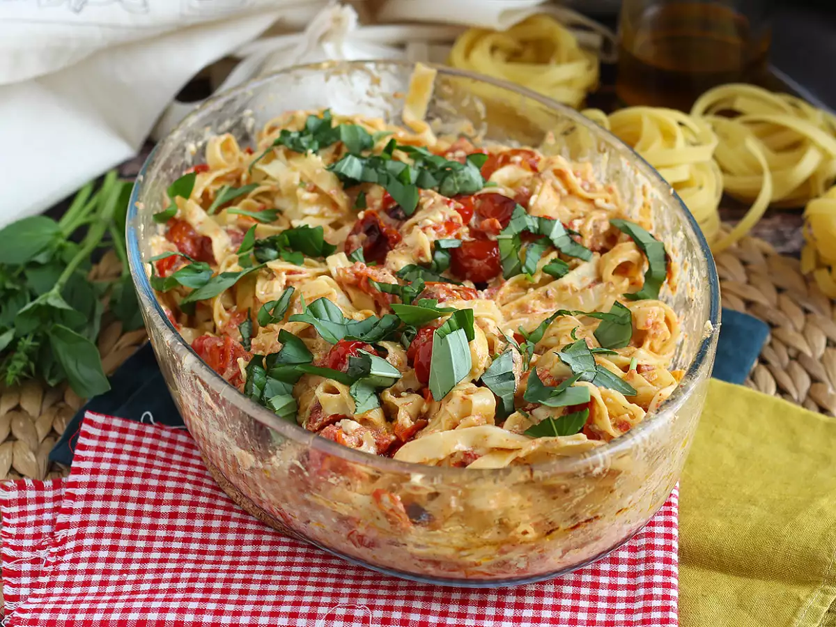 Feta and cherry tomato tagliatelle – baked feta pasta - photo 4