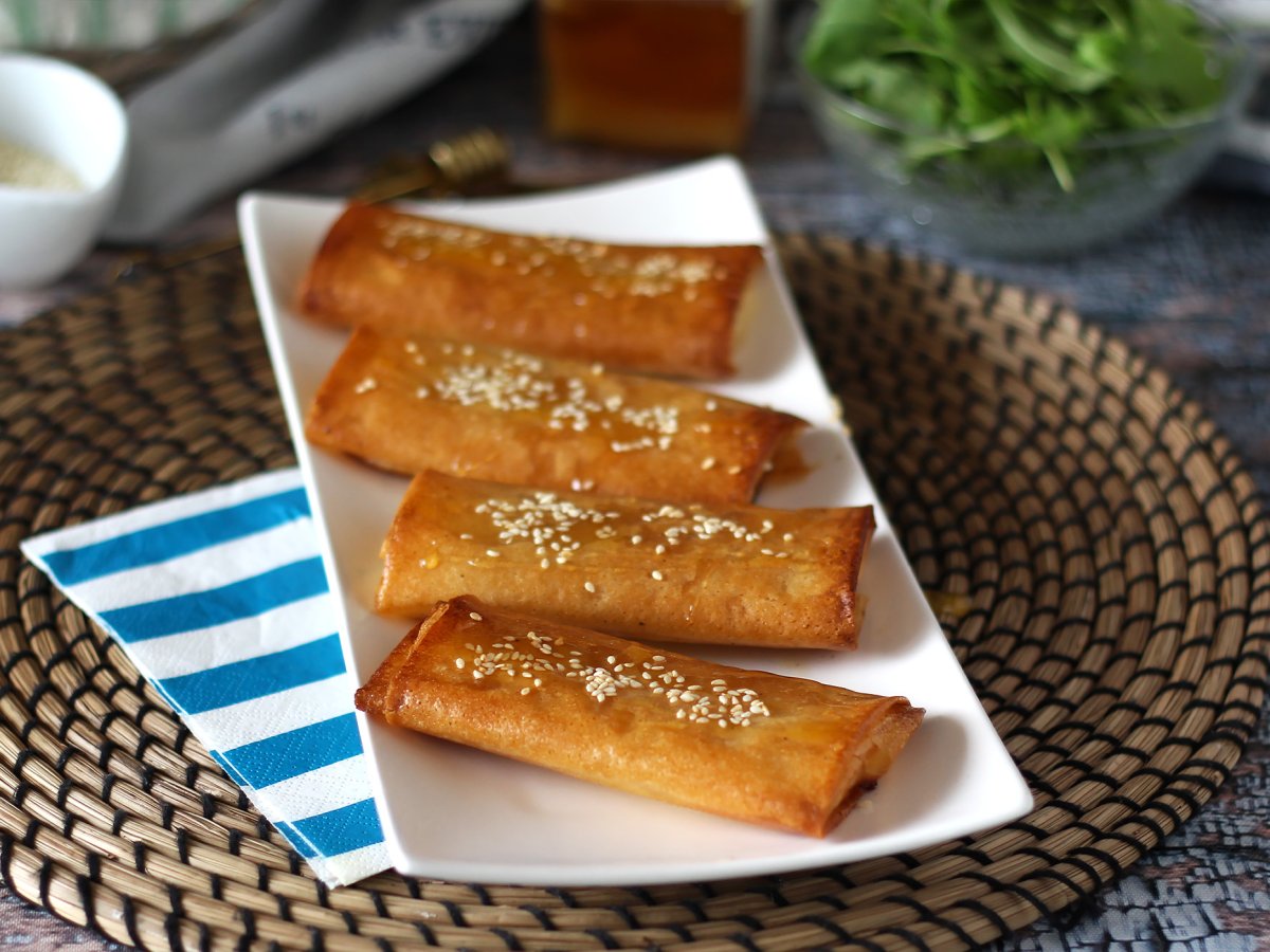 Feta Saganaki, the Greek recipe for crispy feta and honey - photo 2