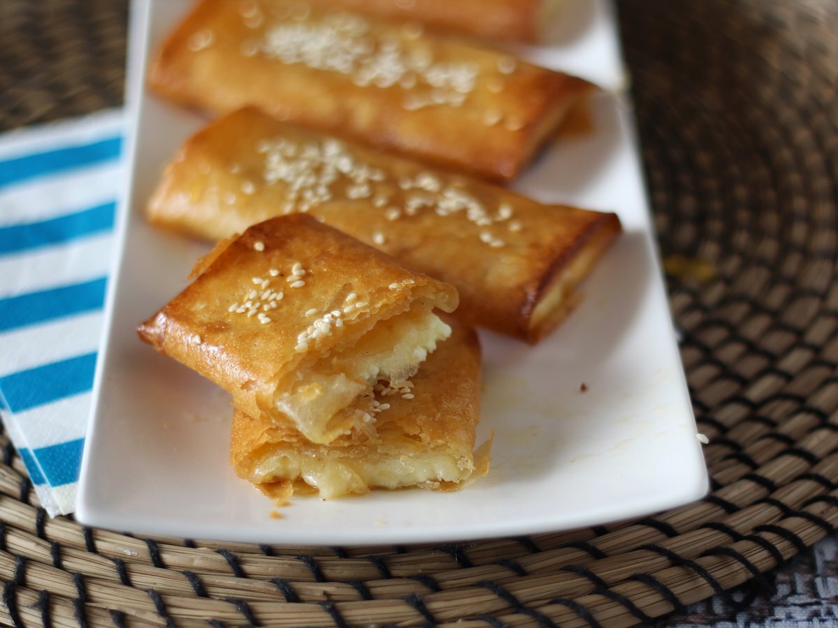 Feta Saganaki, the Greek recipe for crispy feta and honey - photo 3