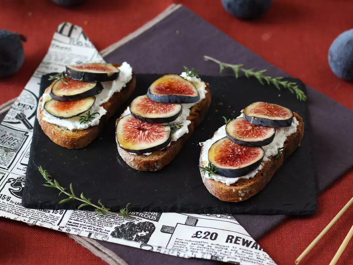 Fig, fresh goat cheese, honey and rosemary toasts - photo 2
