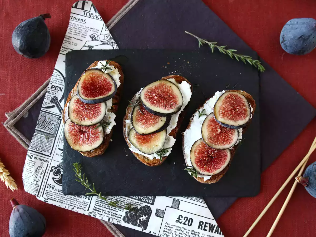 Fig, fresh goat cheese, honey and rosemary toasts - photo 4