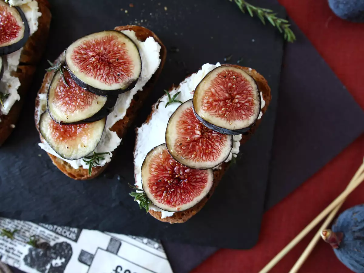 Fig, fresh goat cheese, honey and rosemary toasts - photo 5